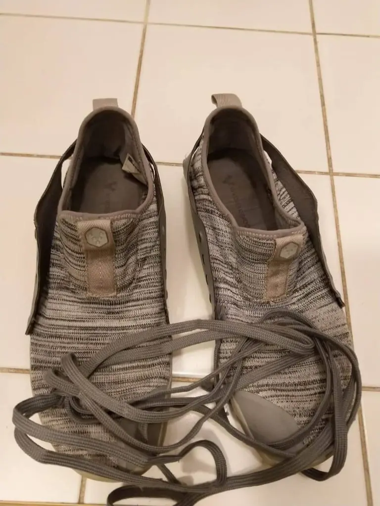 Šedé boty bez tkaniček