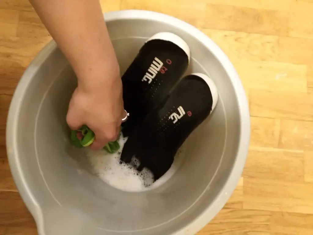 Čistění bot v kyblíku
