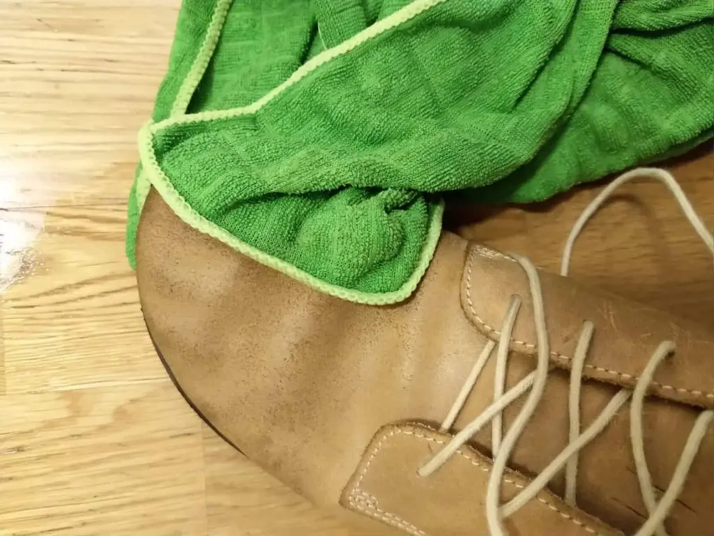 Čištění kožených bot hadříkem
