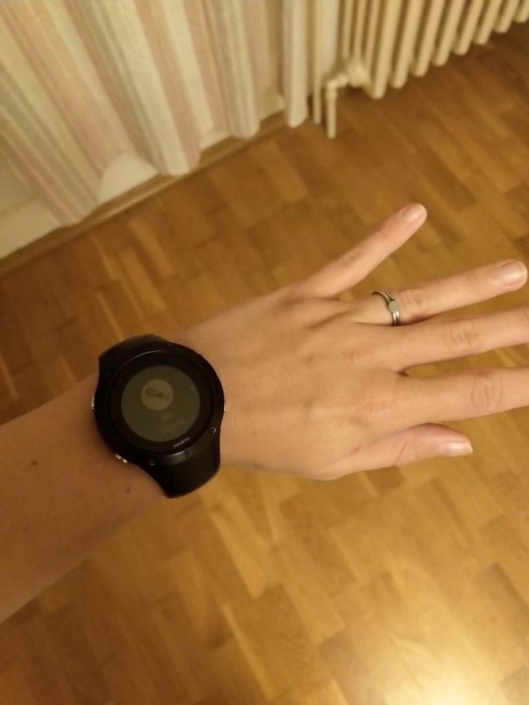Sportovní tracker ve formě hodinek na ruce.