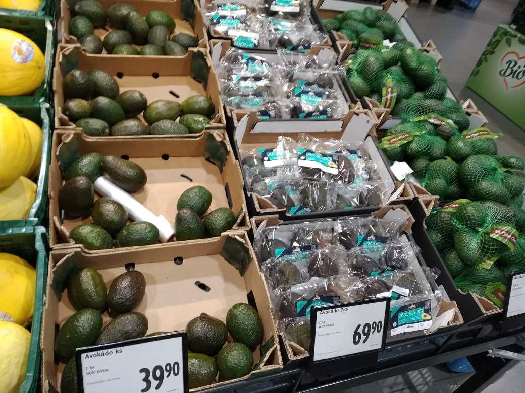 Výběr avokád v supermarketu