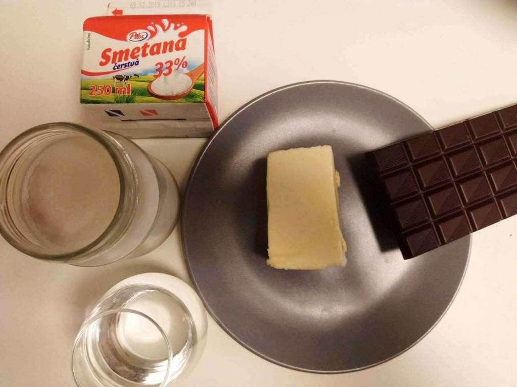 Čokoláda s máslem na talíři