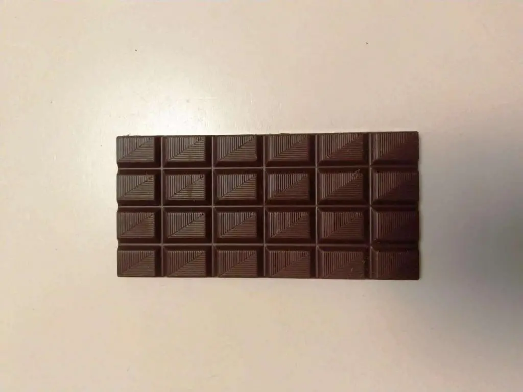 Tabulka čokolády na stole