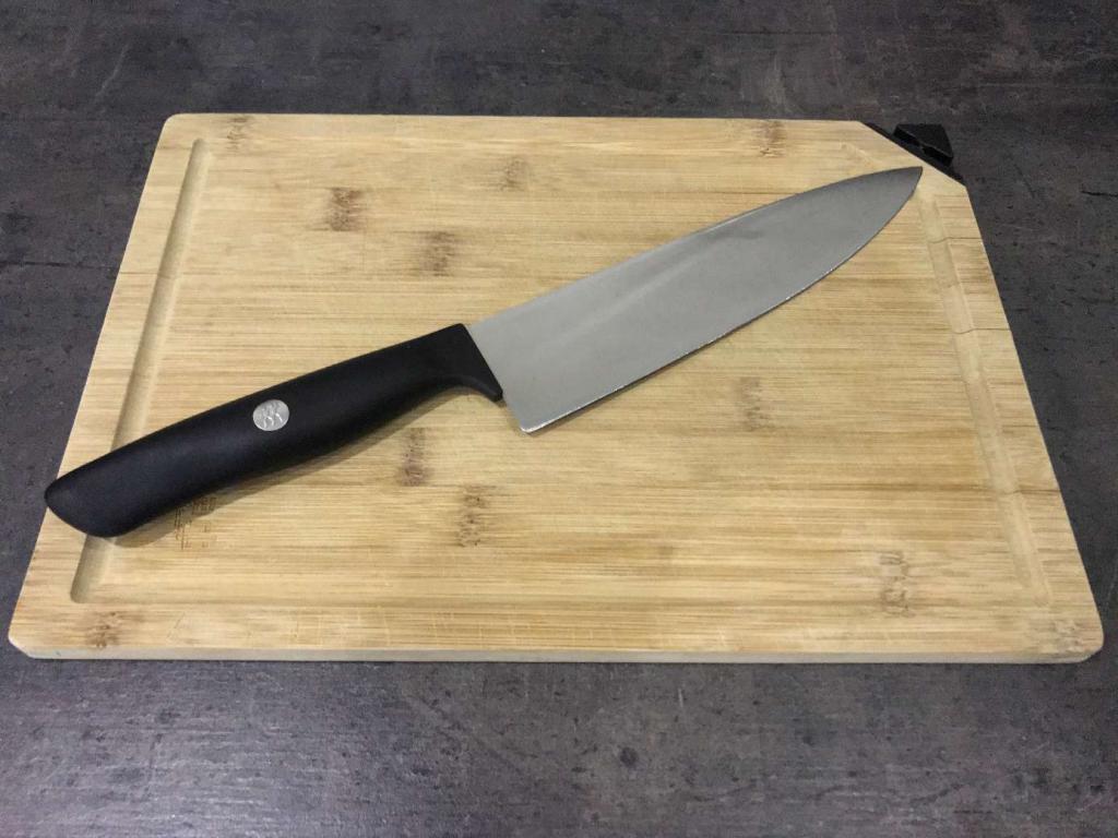 Nůž na dřevěném prkénku