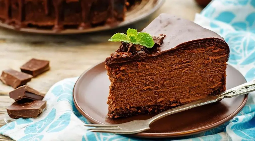 naservírovaný čokoládový cheesecake