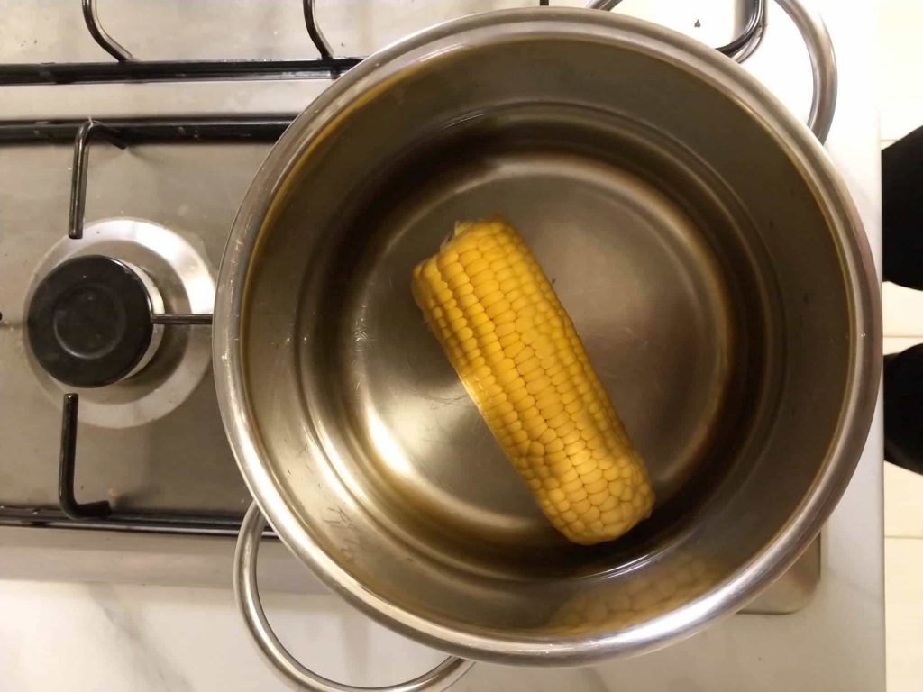 Vaření kukuřice v hrnci