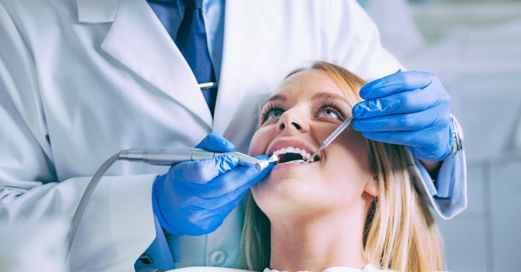 vrtání zubu u zubaře